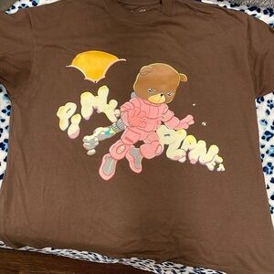 Graphic shirt with teddy bear and artist